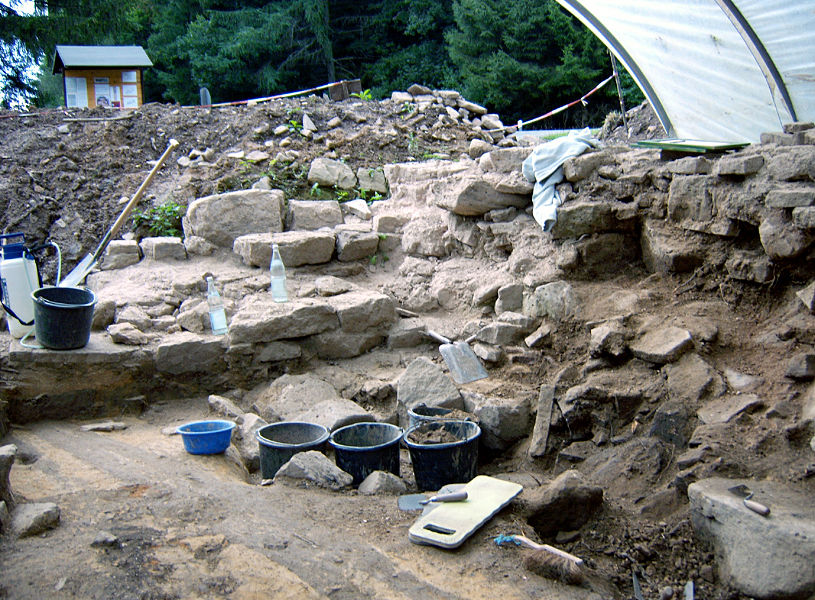 Archäologie heute: vor allem Handarbeit.