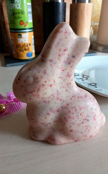 Nackiger Erdbeer-Hase